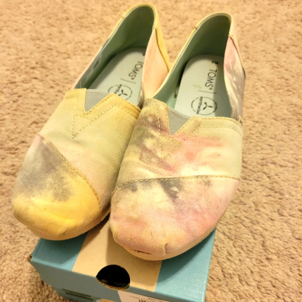 Like New Womens Size 6 TOMs Pink tye dye classic Girls 4/5